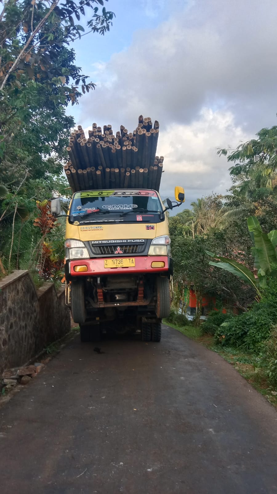 Insiden Kecelakaan Tunggal sebuah truk yang terjadi di Dusun Samarang 