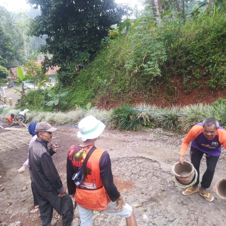 PEMBANGUNAN RABAT BETON JALAN DUSUN SAMARANG YANG BERSUMBER DARI DANA DESA TA. 2024